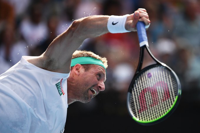 Федерер выстоял в битве с Теннисом. Роджер отыграл семь матчболов и победил Сандгрена